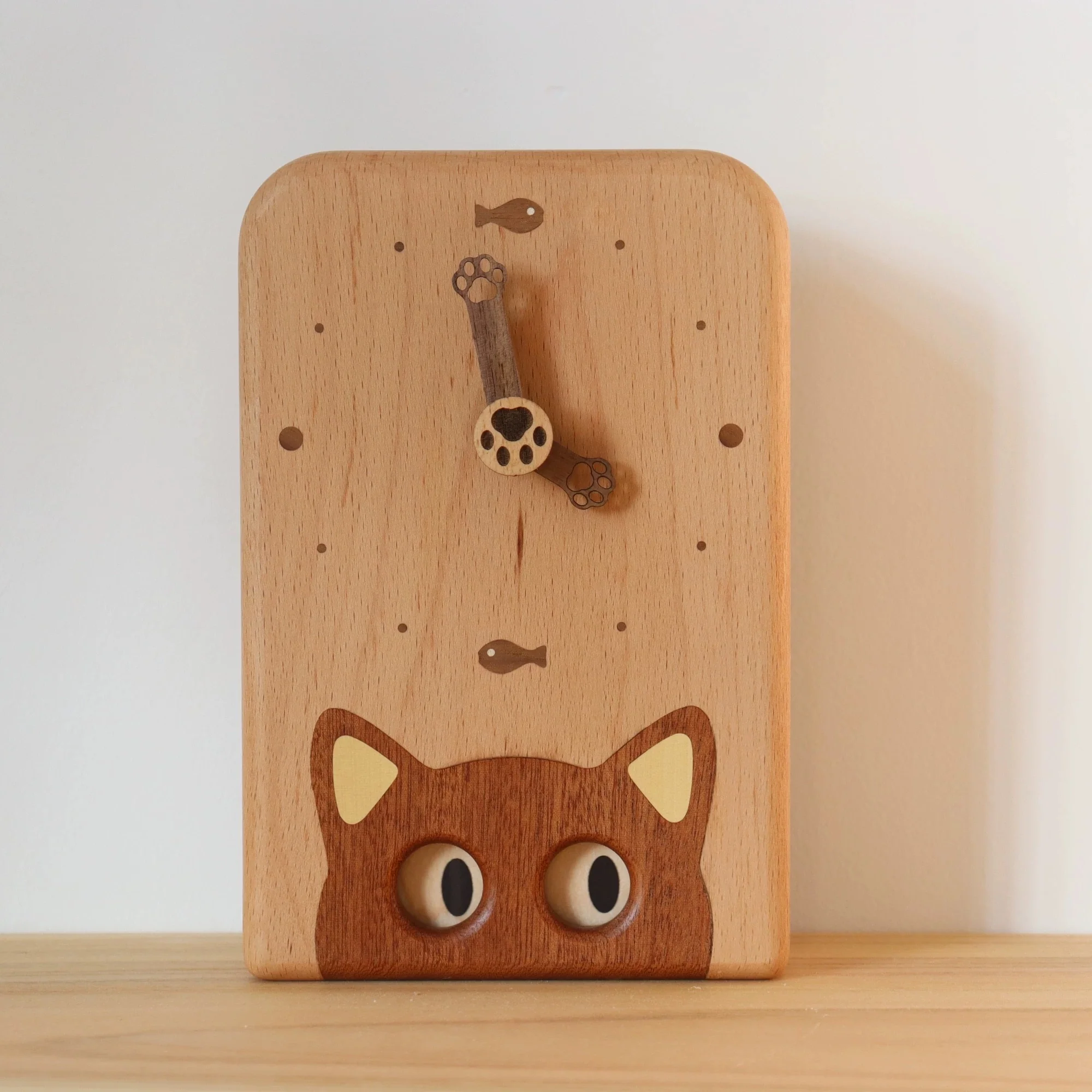 Hand-carved Creative Kitten Eye-Tracking Wooden Clock - Image 2