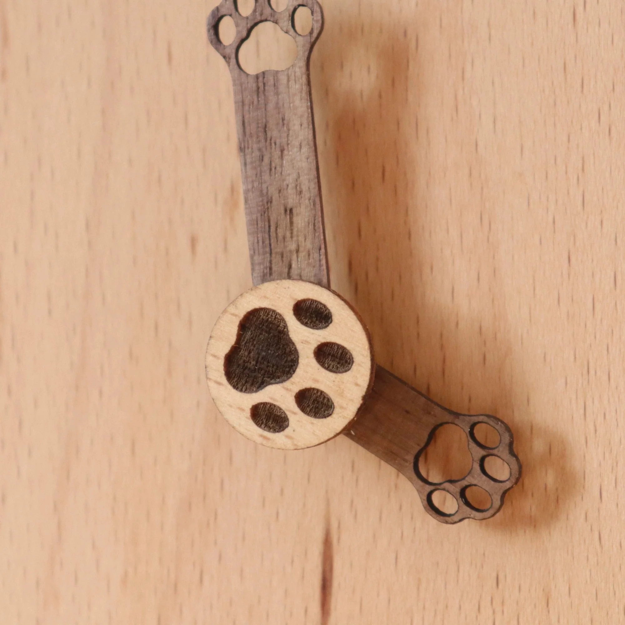 Hand-carved Creative Kitten Eye-Tracking Wooden Clock - Image 4